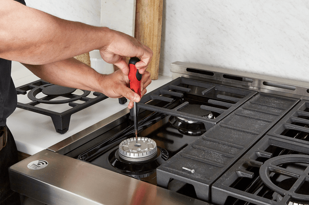 Technicien réparant un four professionnel